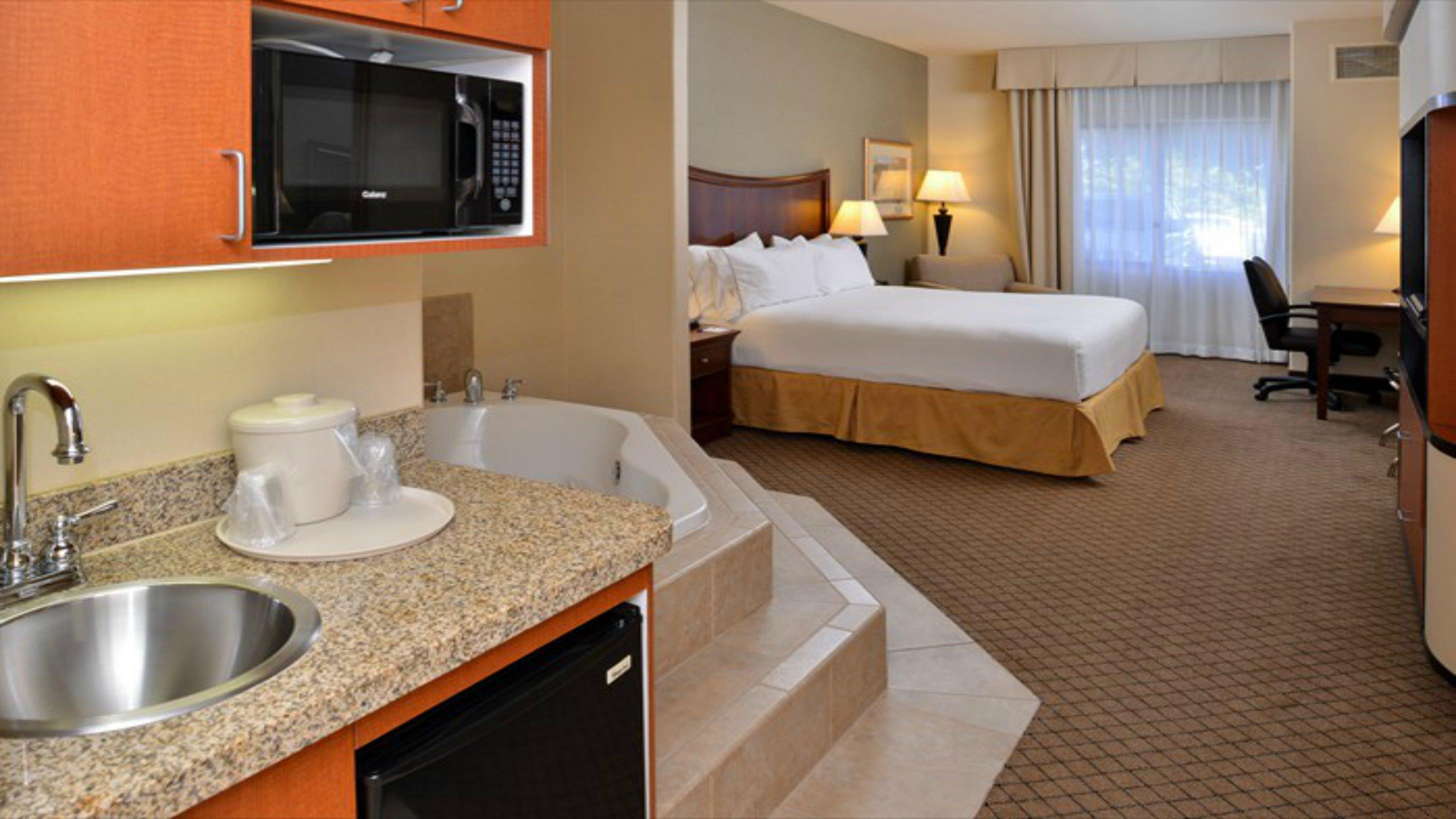 Express & Lincoln-roseville Area, An Ihg Lincoln